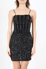 modella indossando Abito corto a fascia con paillettes e bustier profilato in velluto colore