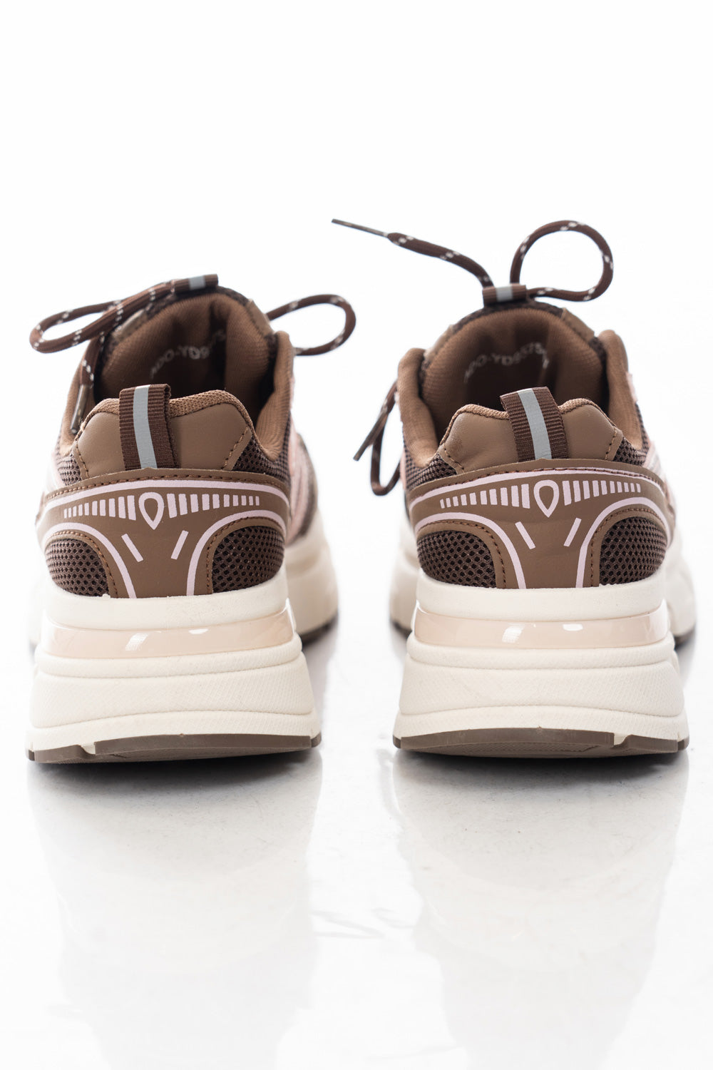 modella indossando Sneakers chunky in mesh con inserti tecnici e suola platform – marrone colore