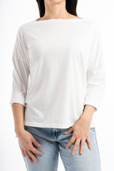 modella indossando Maglia over in cotone elasticizzato con scollo ampio e spacchi laterali colore Bianco Unica