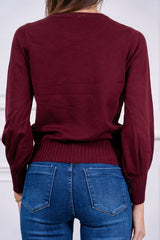 modella indossando Maglia Evania girocollo con maniche a palloncino colore