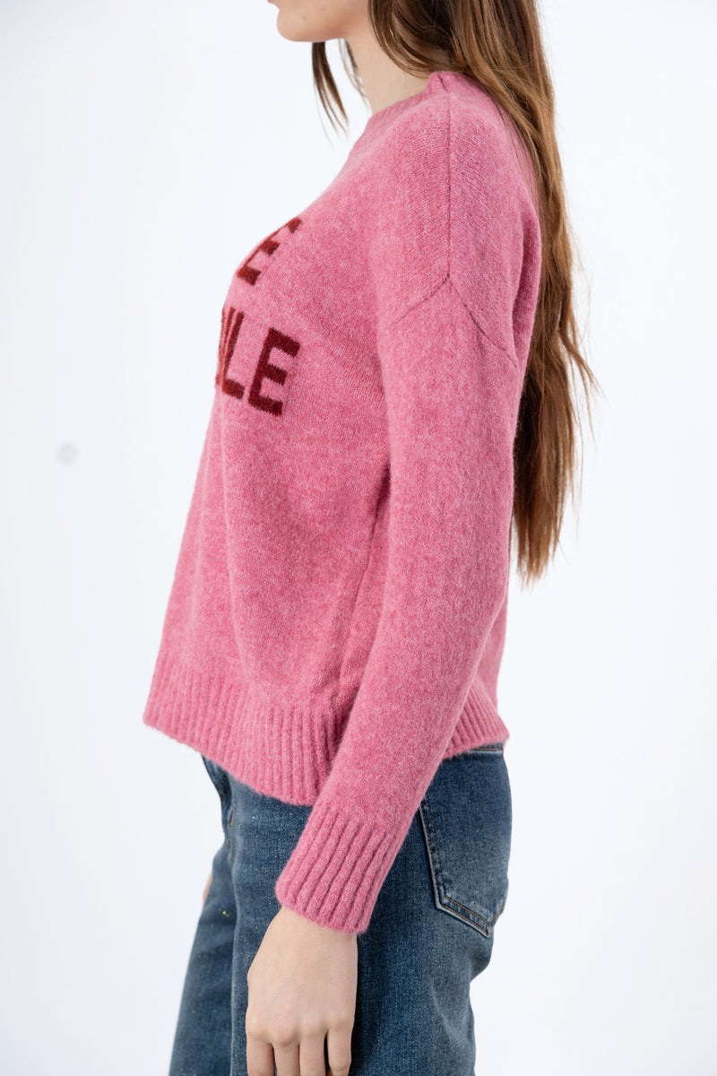 modella indossando Maglione girocollo con scritta “Bella e impossibile” in misto lana Made in Italy colore