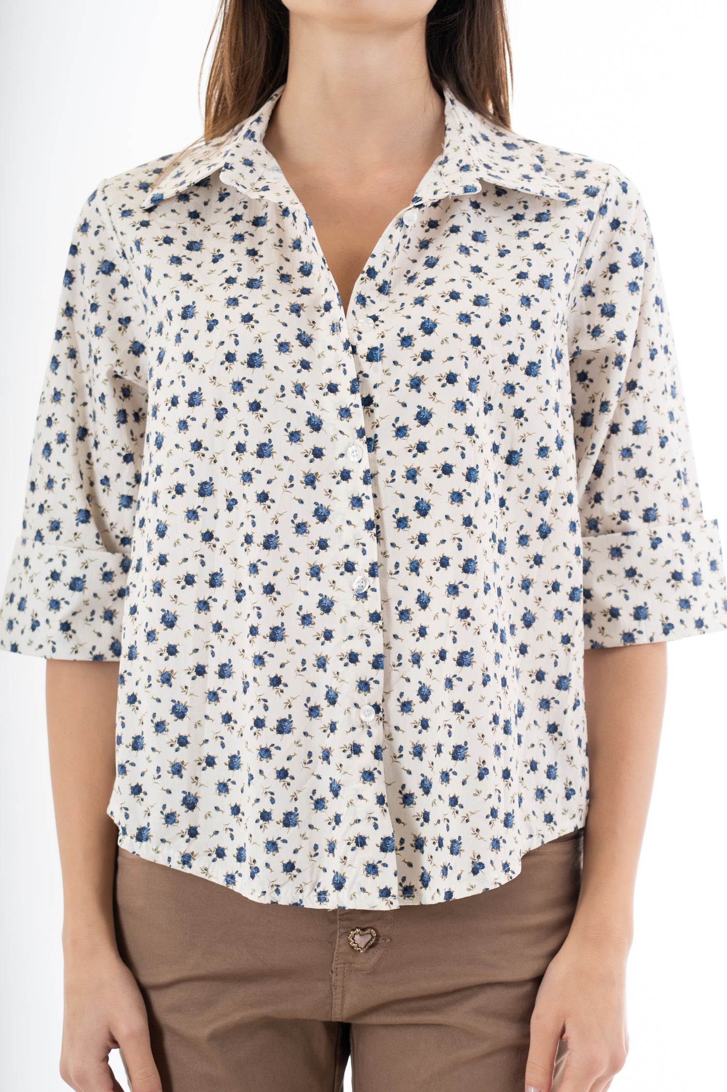 modella indossando Camicia in cotone 100% fantasia floreale provenzale con manica al gomito colore Blu Unica