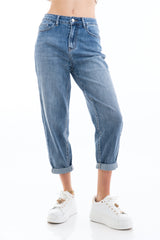 modella indossando Jeans boyfriend vita alta con risvolto in denim elasticizzato colore