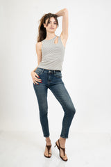 Top donna a costine elastiche con apertura asimmetrica sulla spalla.