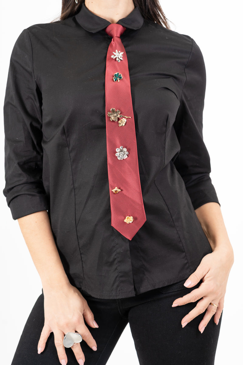 modella indossando Cravatta con spille decorative in metallo colore BORDEAUX Unica