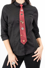 modella indossando Cravatta con spille decorative in metallo colore BORDEAUX Unica