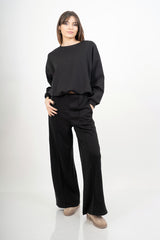modella indossando Pantalone palazzo in felpa elasticizzata con nervio centrale colore