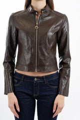 modella indossando Giacca in ecopelle morbida marrone con zip frontale e collo coreano colore Marrone