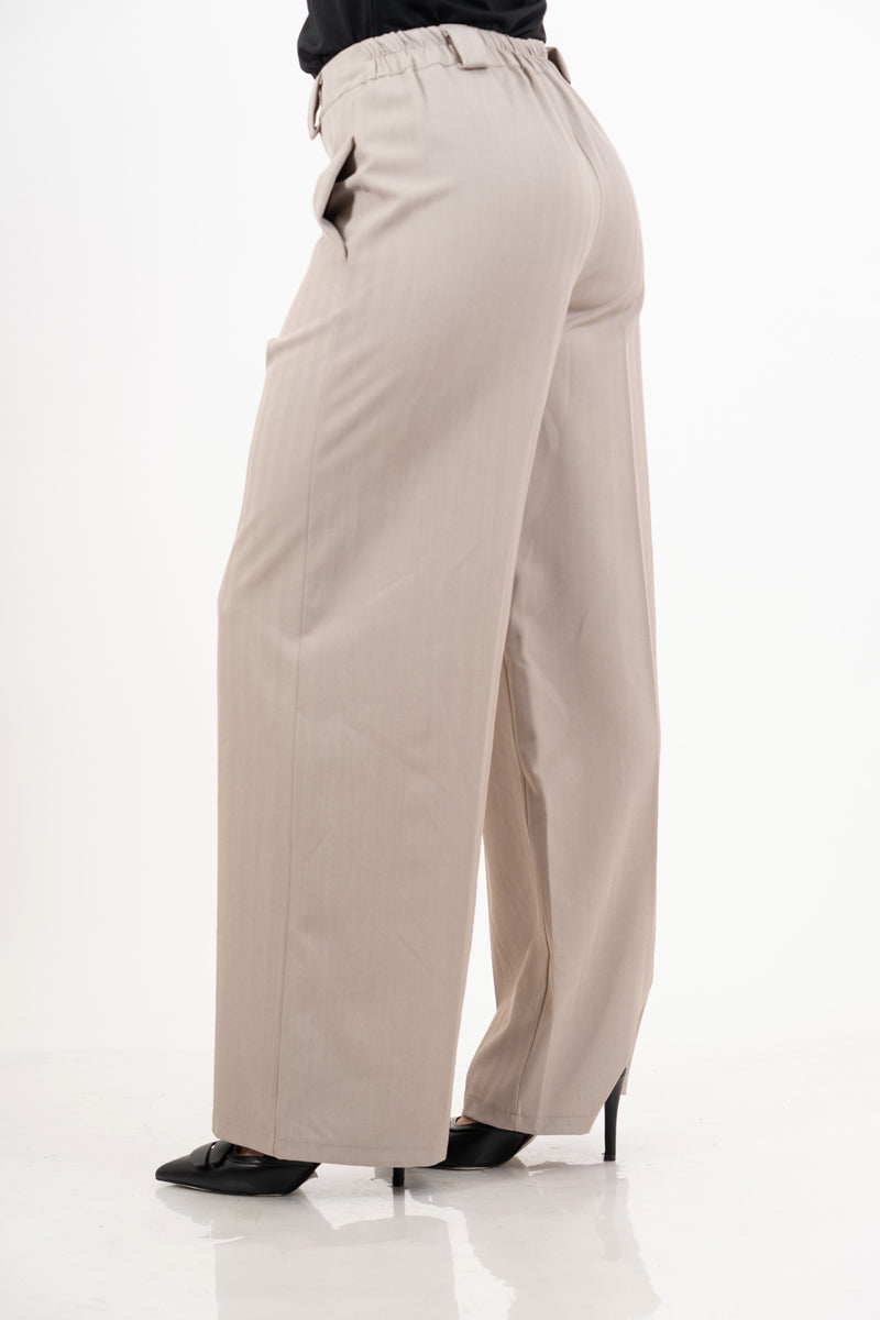 modella indossando Pantalone dritto rigato spinato beige colore Beige