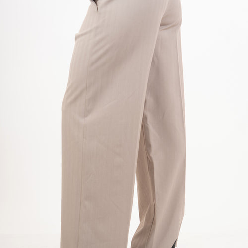 modella indossando Pantalone dritto rigato spinato beige colore Beige