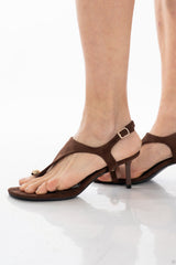 Sandali marroni infradito con tacco e cinturino alla caviglia con dettaglio gioiello.