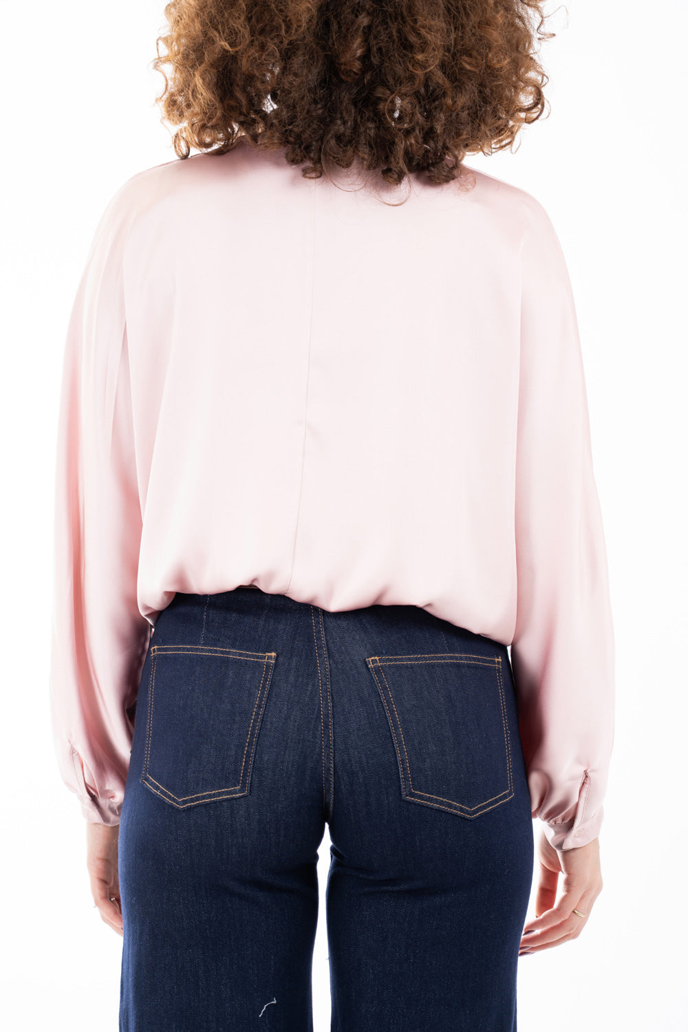 modella indossando Blusa in raso fluido con scollatura incrociata e maniche a palloncino colore