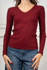 modella indossando Maglia Nadine a coste con scollo V colore