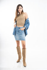 modella indossando Gonna midi in denim elasticizzato con spacco posteriore e lavaggio medio colore
