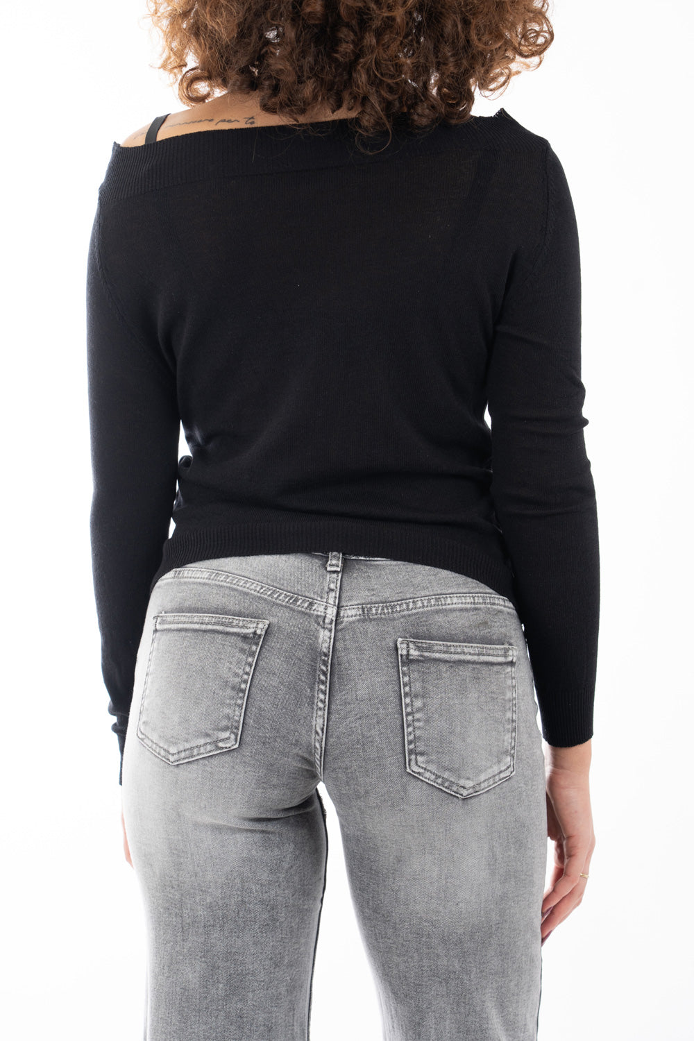 modella indossando Maglia in filato leggero con scollo morbido e collo a costina colore