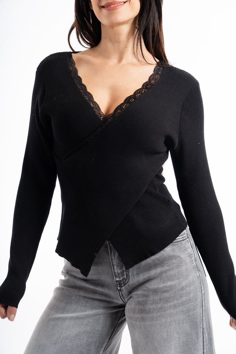 modella indossando Maglia a costina con scollo incrociato e bordatura in pizzo colore Nero Unica