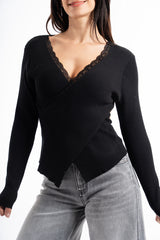 modella indossando Maglia a costina con scollo incrociato e bordatura in pizzo colore Nero Unica