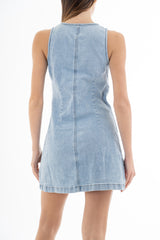 modella indossando Abito corto in denim elasticizzato con bottoni gioiello e linea svasata colore