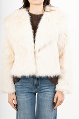 modella indossando Giacca in ecopelliccia morbida effetto volume colore Avorio Unica