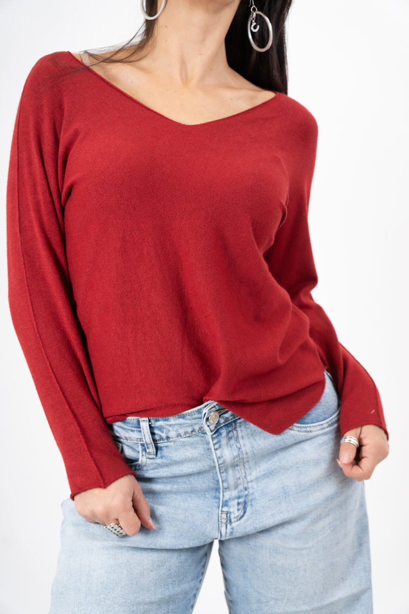 modella indossando Maglia SoftVibe in misto viscosa scollo a V colore Rosso Unica