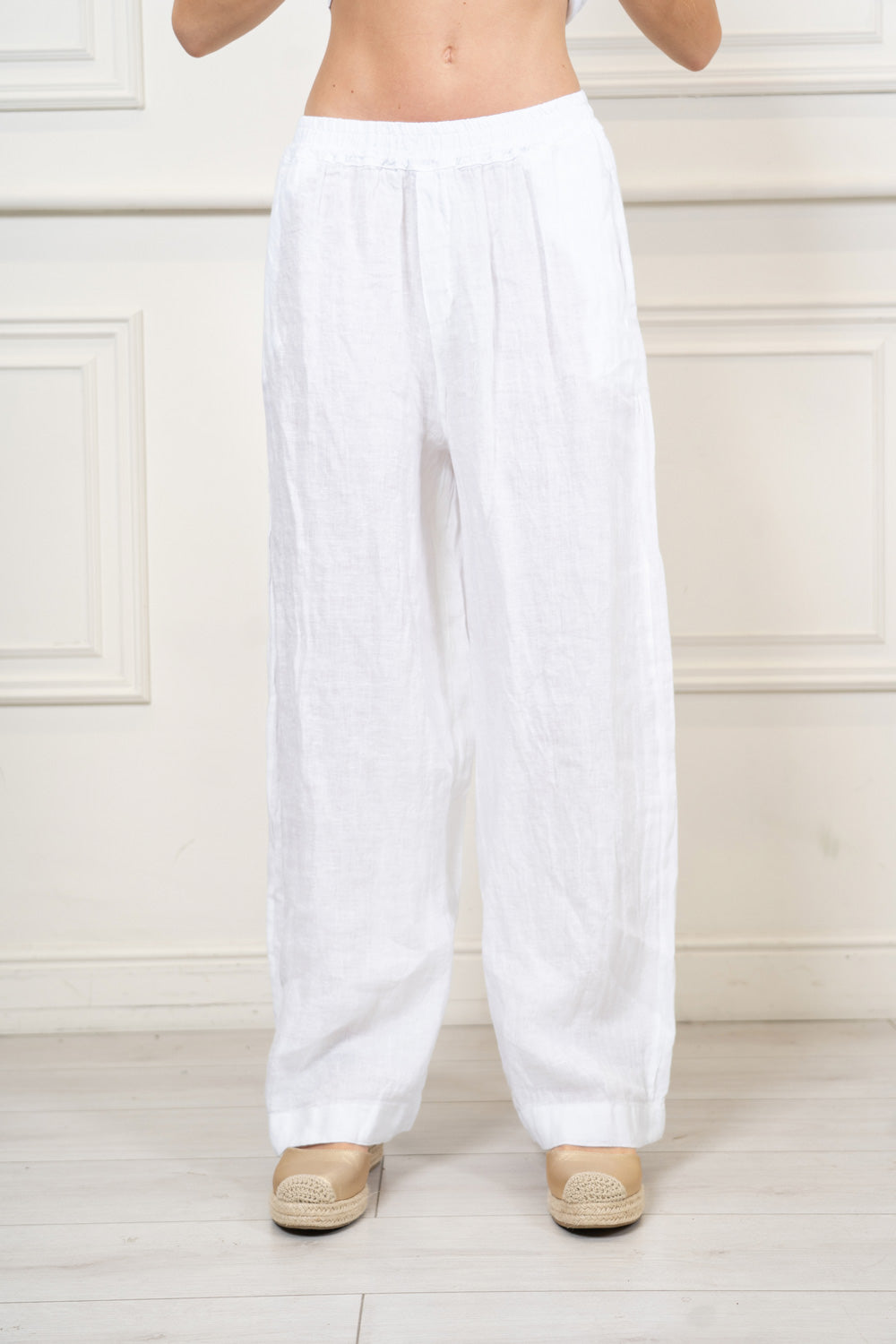 Pantalone a palazzo in puro lino con tasche.