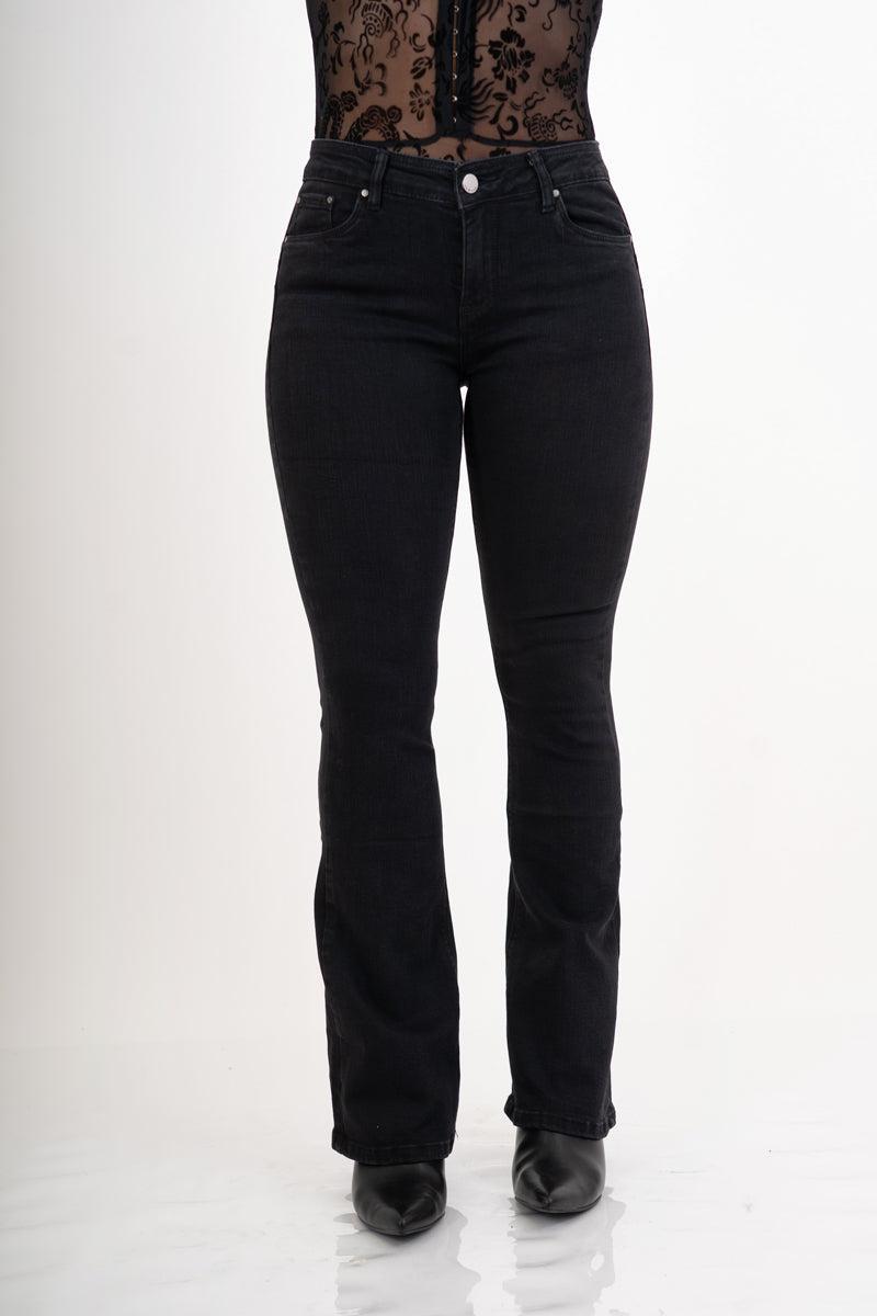 Jeans nero delavè push-up elasticizzato a zampa