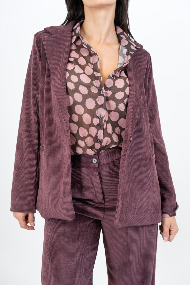 modella indossando Giacca Velvet Line effetto velluto a coste prugna colore Prugna