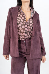 modella indossando Giacca Velvet Line effetto velluto a coste prugna colore Prugna