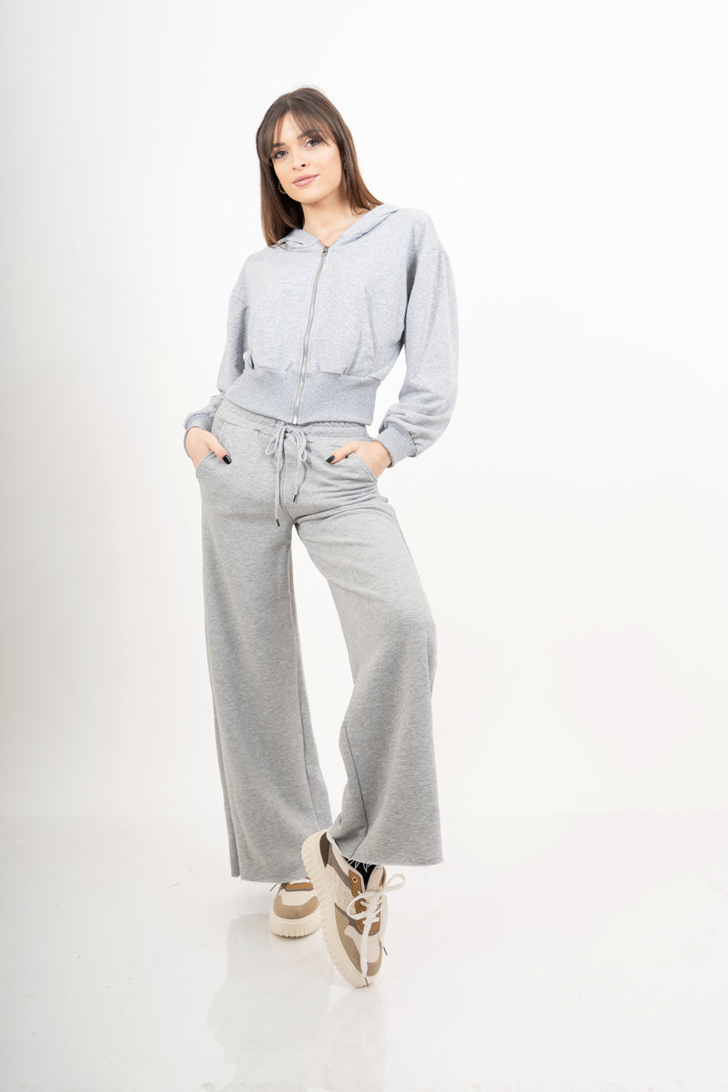 modella indossando Pantalone palazzo in felpa elasticizzata con coulisse colore