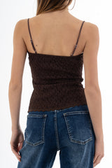 modella indossando Bustier in pizzo elasticizzato con coppe preformate e passamaneria al fondo colore