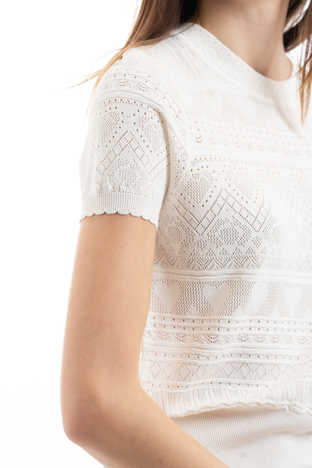 modella indossando Maglia traforata a cuori in filato leggero mezza manica colore