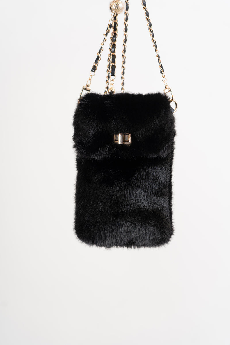 modella indossando Porta cellulare EcoFur Soft con tracolla dorata colore Nero Unica