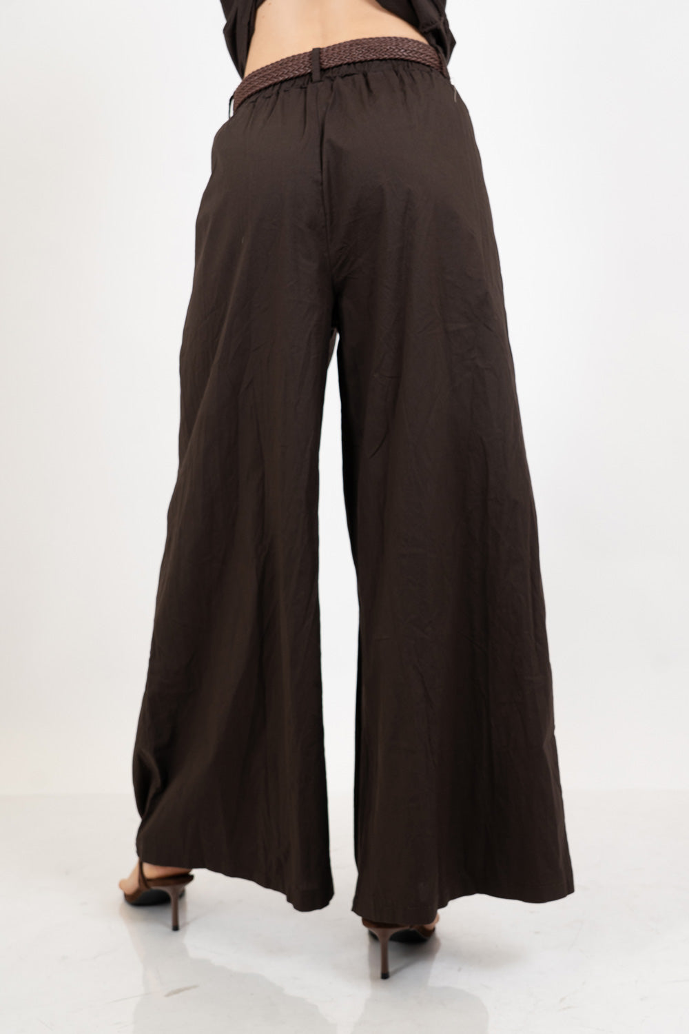 Pantalone wide leg in cotone elasticizzato con cintura intrecciata.