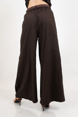 Pantalone wide leg in cotone elasticizzato con cintura intrecciata.