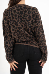 modella indossando Maglione over leopardato in misto lana colore
