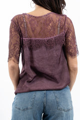 modella indossando Maglia over in viscosa con inserti in pizzo floreale colore