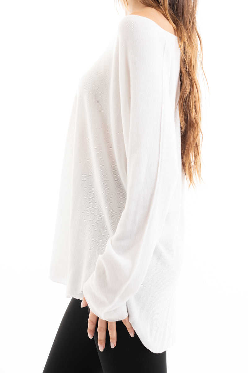 modella indossando Maglia over scollo V in misto viscosa con bordo pulito colore