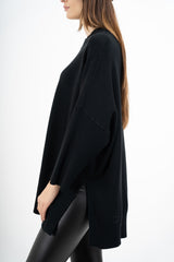 modella indossando Maglia lunga in misto viscosa con bottoni sul retro colore