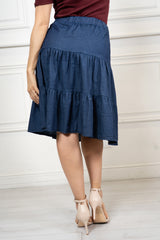 modella indossando Gonna midi a balze in chambray elasticizzato colore