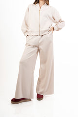 modella indossando Pantalone palazzo felpa con elastico colore Beige Unica