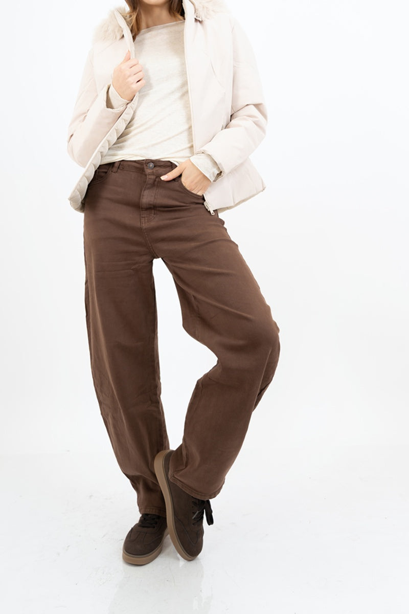 modella indossando Piumino beige double-face corto avvitato con cappuccio e pelliccia rimovibile colore