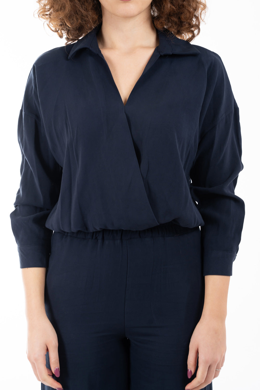 modella indossando Blusa con scollo incrociato e fondo elastico in misto viscosa colore Blu Unica