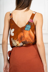 modella indossando Top Fantasia Monet in 100% Viscosa Made in Italy colore