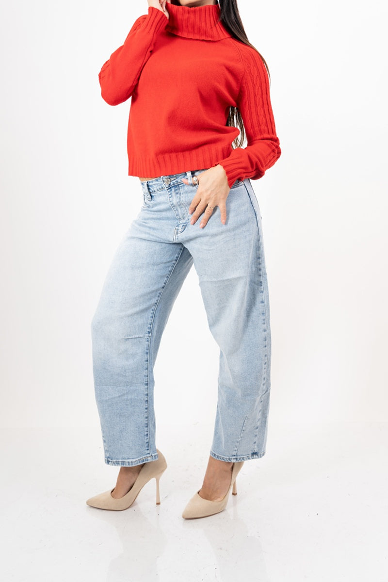 modella indossando Dolcevita CozyCable spalle treccia colore