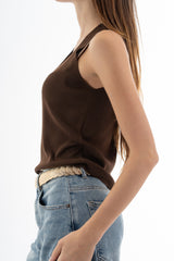 modella indossando Top canotta in filato microcostina di viscosa elasticizzata colore