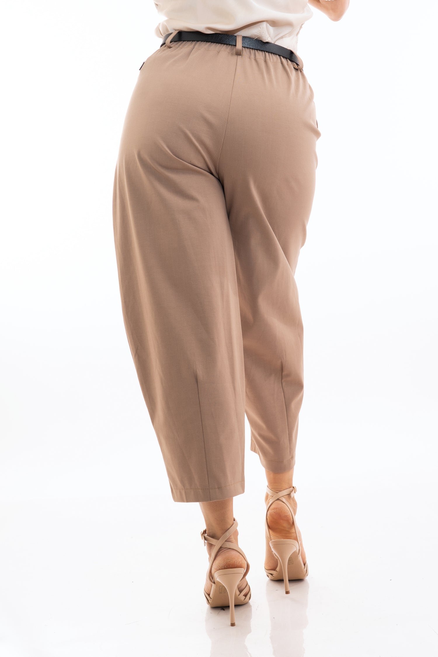 modella indossando Pantalone vita alta con cintura e micro gessatura fango colore