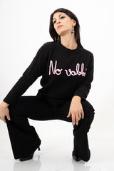 modella indossando Maglione girocollo “No vabbè” in misto lana ricamato colore Nero-Fucsia Unica