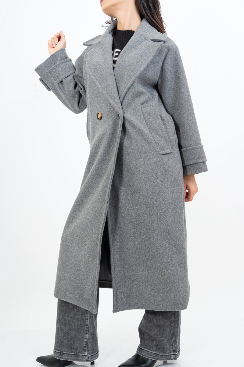 modella indossando Cappotto lungo in panno doppio petto con martingala ai polsi colore