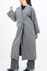 modella indossando Cappotto lungo in panno doppio petto con martingala ai polsi colore