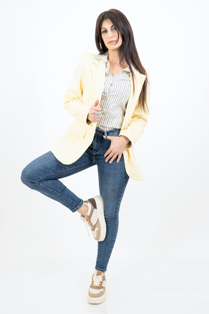 modella indossando Camicia rigata avvitata in cotone – giallo colore